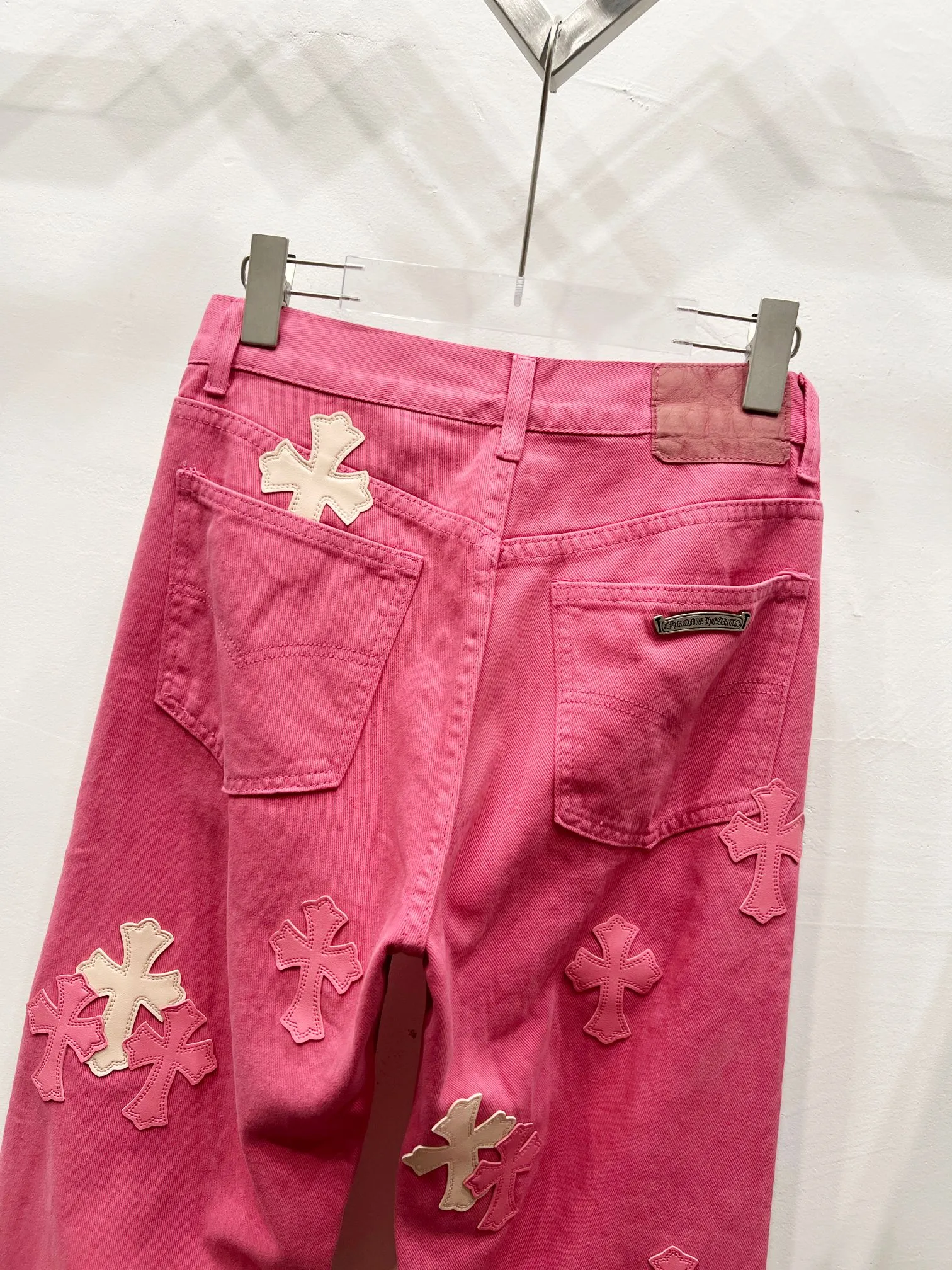 P260 style number: (c023) Chrome Hearts CH Chrome Hearts The same jeans worn by Fan Bingbing’s brother Fan Chengcheng exudes uninhibited personality and unique charm. Every wear and tear is carefully designed to present a unique artistic feel. Made of imported denim fabric, which has undergone heavy industrial washing and destruction treatment, the trousers show a super cool effect on the upper body, allowing you to dominate the fashion stage.  This is more than just a pair of jeans, it is an expression of attitude. With its unique design concept and ultimate pursuit of details, Croxin breaks traditional boundaries and defines the jeans trend in the new era. The trousers are made of double-layer woven fabric and matched with customized hardware, showing an incomparably beautiful and unique style, making every wearer the focus of fashion. Imported denim fabric, super heavy-duty washed and damaged, the upper body is super cool! Customized hardware, incomparably good-looking model. The production process is difficult. It has a high-street feel. Color: pink Size: 28, 30, 32, 34